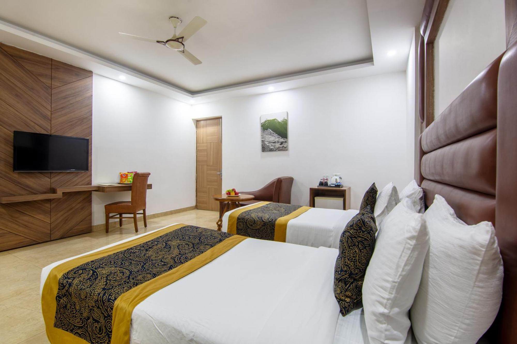 Hotel Lohmod At National Highway 8 - Free Airport Transffer 新德里 外观 照片